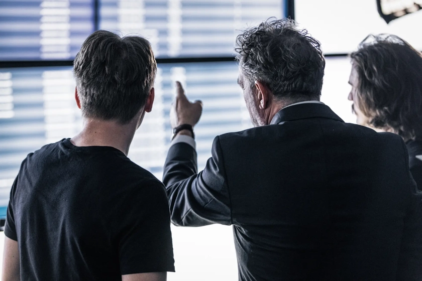 Brainstorming vor Monitorwand im SOC