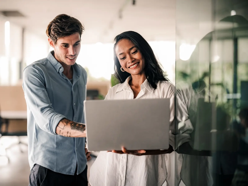 2 Person Laptop - Phishing-Training