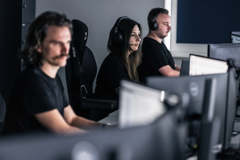 Mitarbeiter vor Monitoren im SOC 4