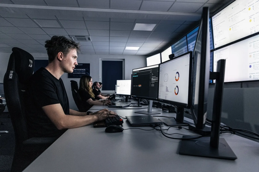 Mitarbeiter vor Monitoren im SOC