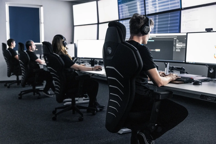 Mitarbeiter vor Monitoren im SOC