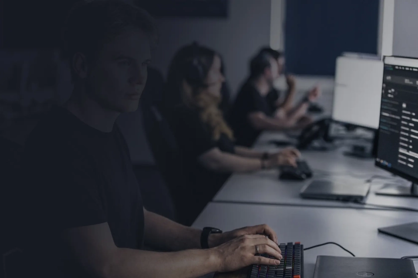 Mitarbeiter vor Monitoren im SOC