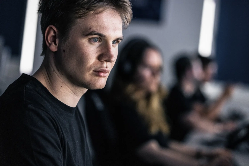 Mitarbeiter vor Monitor