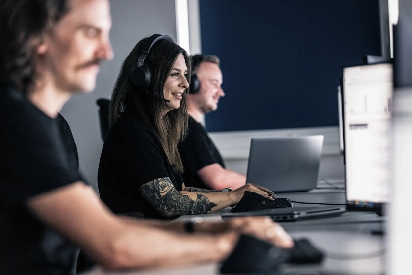 Mitarbeiter vor Monitoren im SOC 3