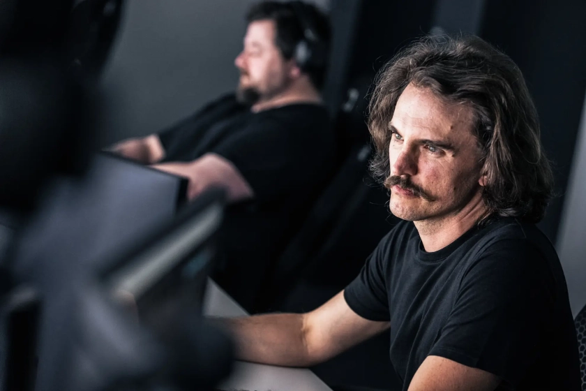 Mitarbeiter vor Monitoren im SOC