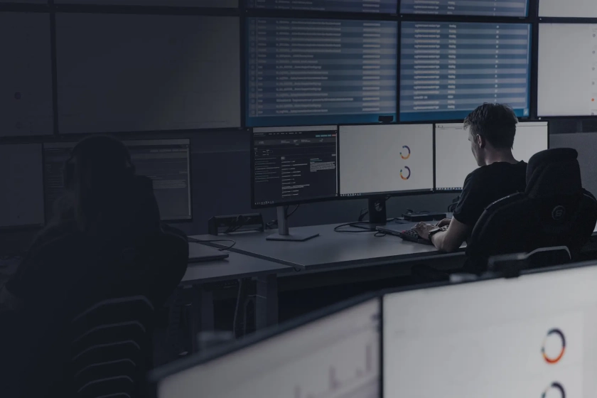 Mitarbeiter vor Monitoren im SOC