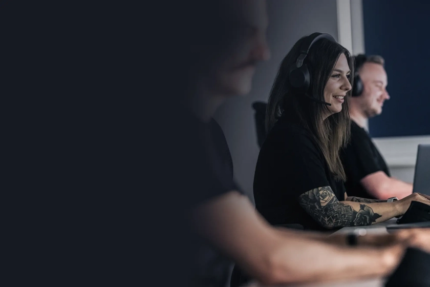 Mitarbeiter vor Monitoren im SOC