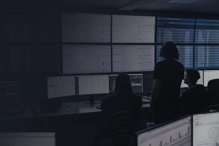 Mitarbeiter vor Monitorwand im SOC