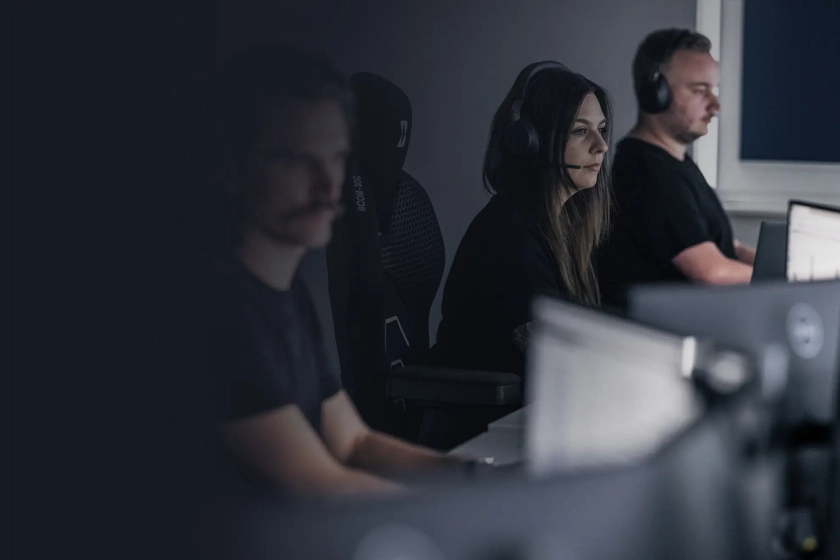 Mitarbeiter vor Monitoren im SOC